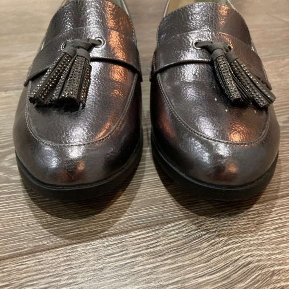 Kenneth Cole Silver Metallic Tassel Almond Toe Heeled Loafers - Picture 3 of 11